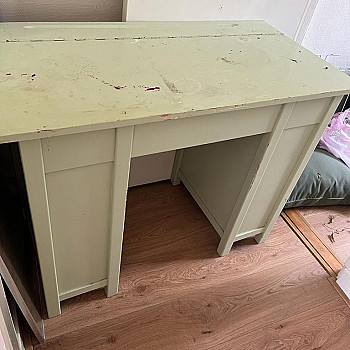 (children&#39;s) desk with drawers