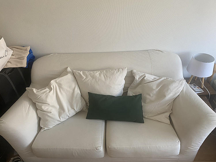 Красивый белый диван с подушками