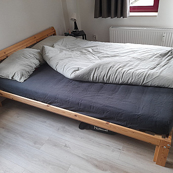 Bed + mattress (140x200 cm)