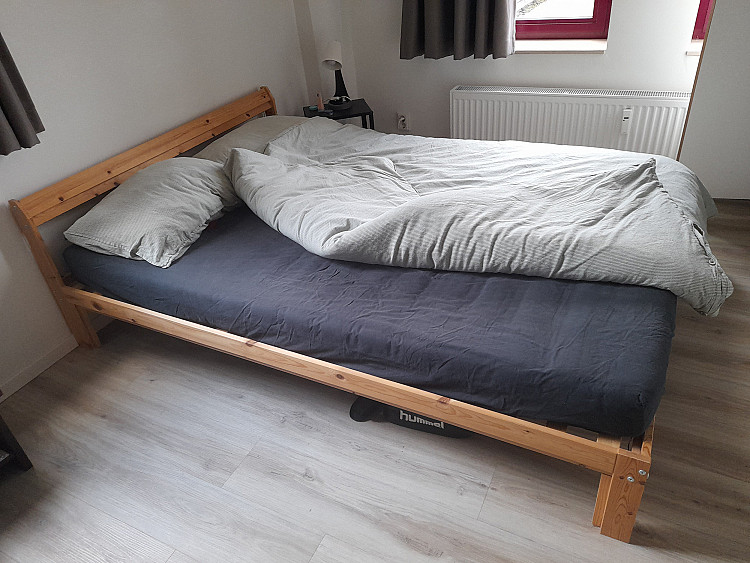Bed + mattress (140x200 cm)