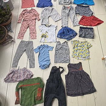 Различная детская одежда размера 104-110.