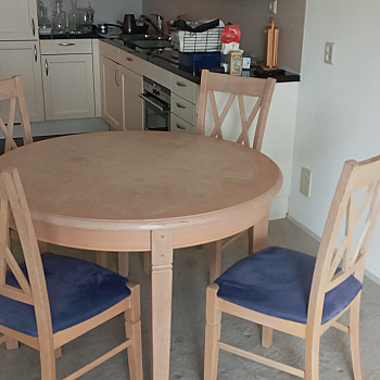 میز با 4 عدد صندلی 