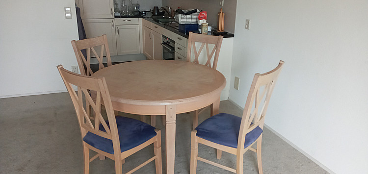 Table with 4 chairs 