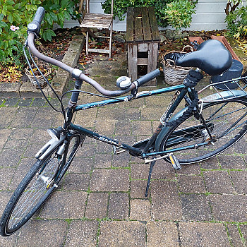 Men&#39;s bicycle (fairly high, frame size around 58-60)