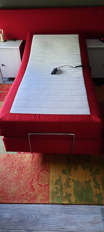 Single bed. Electrically adjustable headboard. 