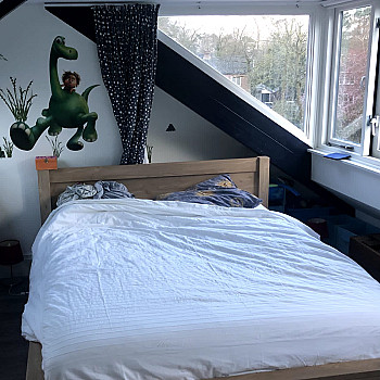 Двуспальная кровать с деревянным каркасом