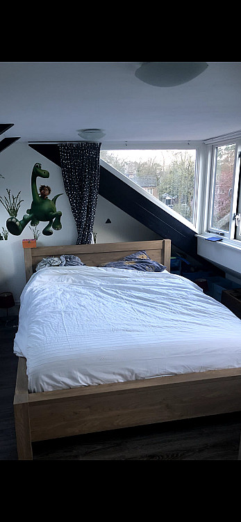 Двоспальне ліжко з дерев&#39;яним каркасом