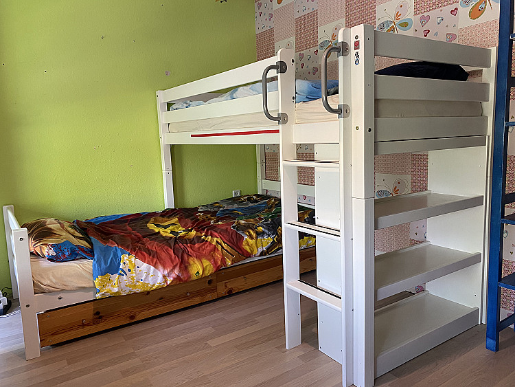 Corner bunk bed 