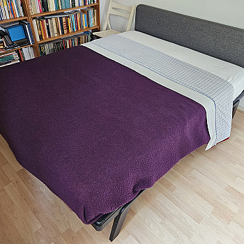 Кровать двуспальная Auping Original шириной 1,60 м и длиной 2,00 м с матрасом, бельем и одеялами.