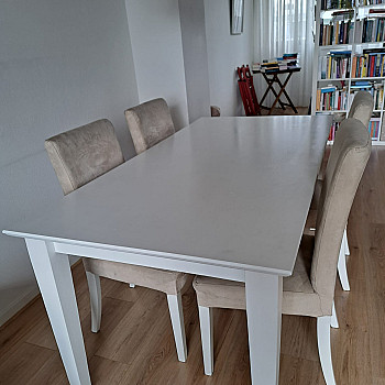 White dining table + 4 chairs