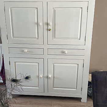 Beautiful large white cupboard. With 2 drawers and 4 doors. 