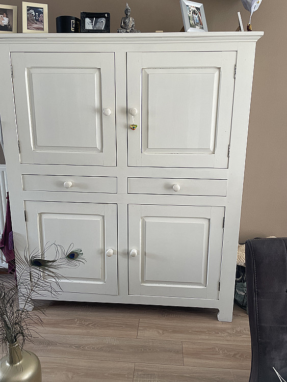 Beautiful large white cupboard. With 2 drawers and 4 doors. 