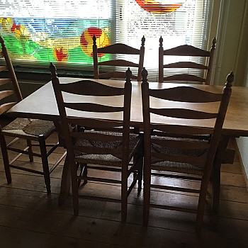 Table with 5 chairs