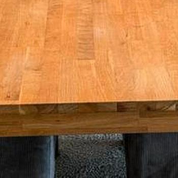 Small dining area with 3 chairs