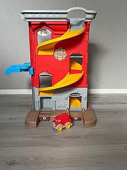 جراج مع سيارة