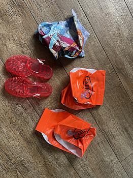 حذاء سباحة مقاس 29 وسوار سباحة 