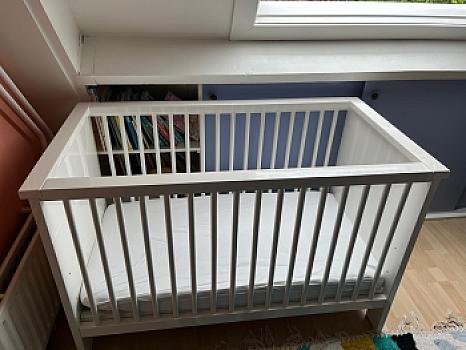 Baby bed: adjustable wooden crib white