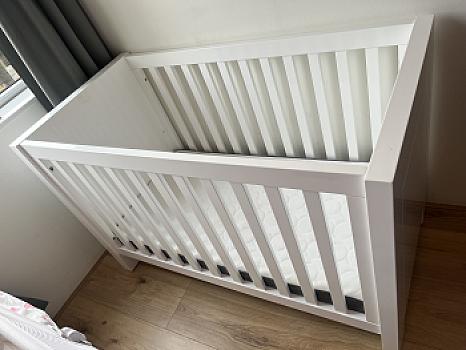 Ledikantje met matras en (waterdichte) hoeslakens