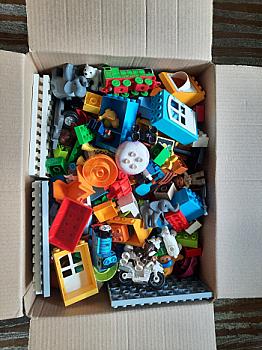 Doos met Duplo Lego
