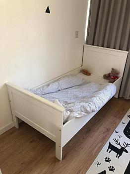 Çocuk yatağı, şilte ve battaniyeler