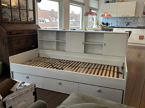 bed met lades en kastjes 