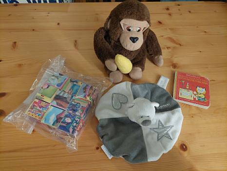 Peluş oyuncaklar, blok bulmaca, kitap