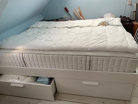Двуспальная кровать с 4 ящиками (почти не использовалась) и, возможно, подходящим матрасом. 
