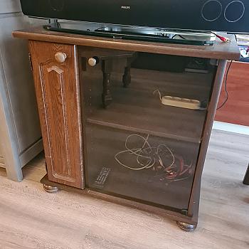 Маленька шафа (тумба під телевізор)