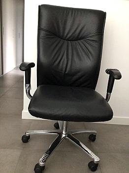 Bureaustoel zwart op wielen, rugleuning en hoogte zitting verstelbaar