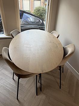 Обідній стіл та стільці