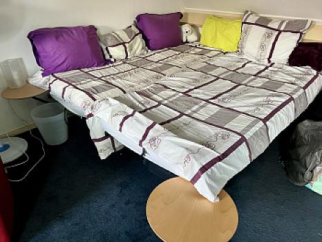 Два односпальні ліжка