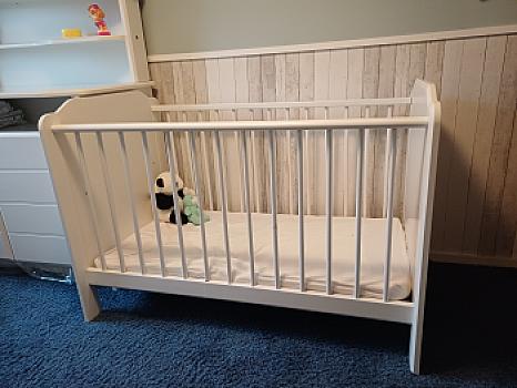 Дитяче ліжко з комодом