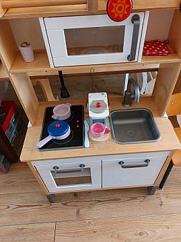 Çocuklar için 2. el oyun mutfağı aksesuarlarıyla birlikte