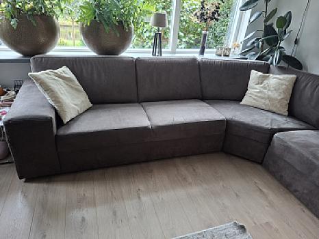 Великий кутовий диван антрацитового кольору 