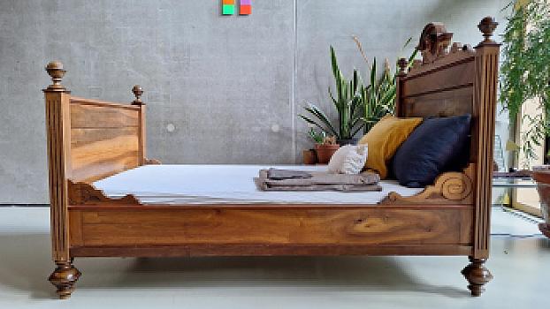 Гарне антикварне ліжко (1 м на 1,80 м) з матрацом