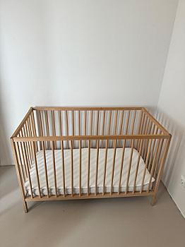 Yataklı bebek karyolası