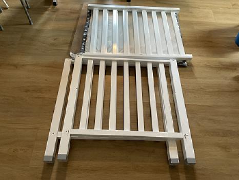 Kutulu yatak içeren beyaz kutu