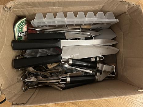 أدوات مطبخ متنوعة 