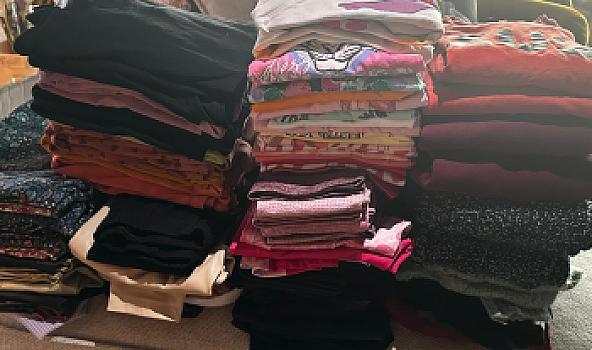 كومة كبيرة من الملابس للفتيات من سن 7 إلى حوالي 10 سنوات.