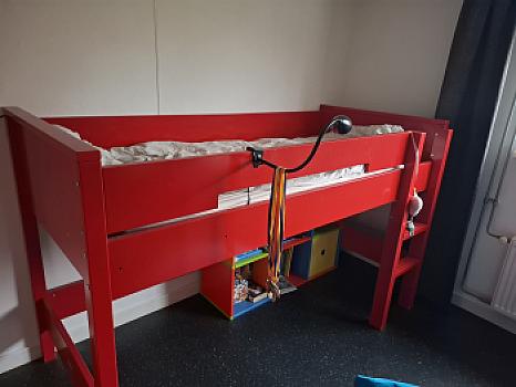 Half hoogslaper rood en een bedombouw, beide zonder lattenbodem en matras