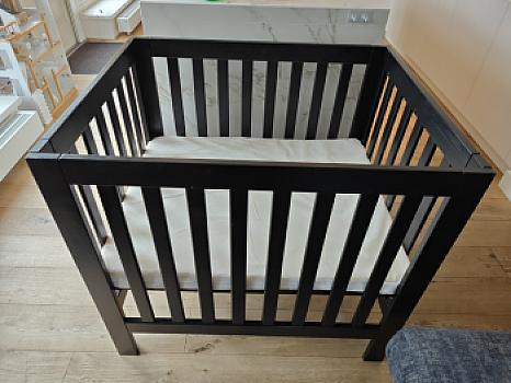 صندوق خشبي أسود