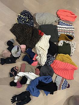 الأوشحة والقبعات والقفازات 