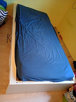 90x200 cm ölçülerinde, latalı baza ve şilte içeren karyola.