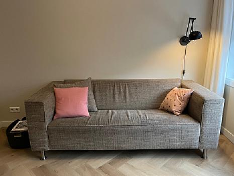 ክልተ ወንበር ዘለዎ ሶፋ ኣብ ጽቡቕ ኣብ ጥቕሚ ዝወዓለ ኩነታት