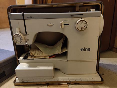 Machine à coudre avec pédale RÉSERVÉE !