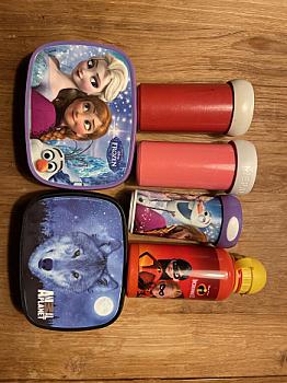 boîtes à lunch et tasses