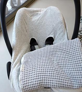 Ekstra kumaş örtüsü, koeka battaniyesi ve ahşap oyun parkı bulunan Maxi Cosi.