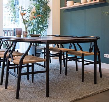 Стіл і стільці