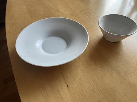 Столовые приборы (вилки, ложки и т. д.) и посуда (тарелки).