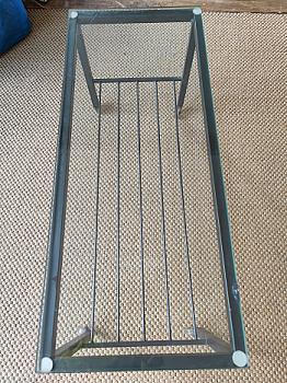 Стеклянный приставной столик на колесиках